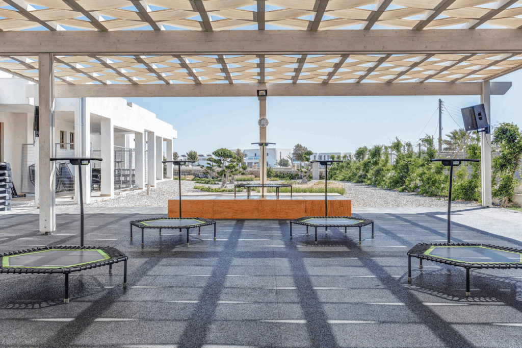  Fitness-Trampoline und Basketball-Platz in moderner Sportanlage im Freien