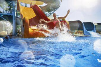 Spaß im Aquapark mit Wasserrutschen