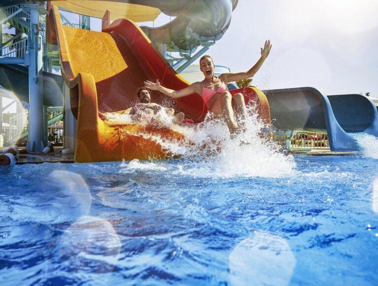 Spaß im Aquapark mit Wasserrutschen