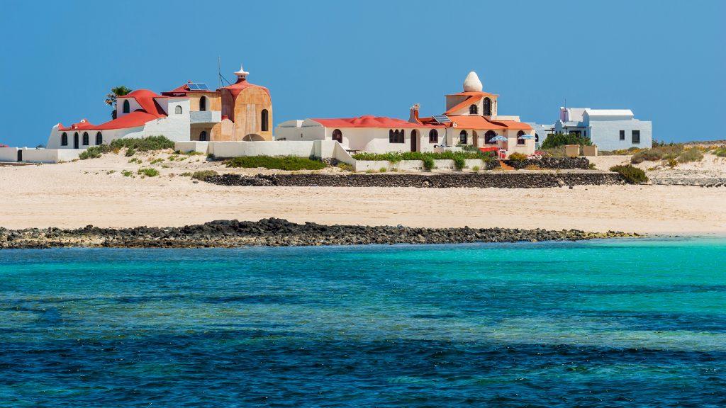 Blick auf das Fischerdorf El Cotillo, ein Ausflugsziel und eine Sehenswürdigkeit auf Fuerteventura