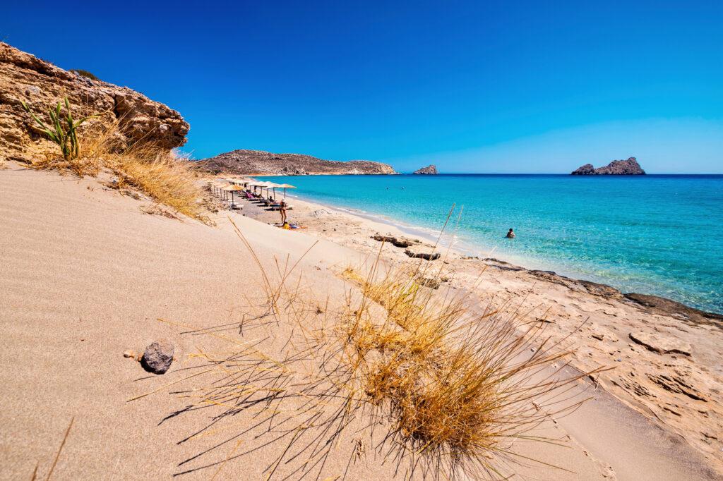 Weißer Sandstrand von Xerokambos auf Kreta, Griechenland mit türkisgrünen Meer
