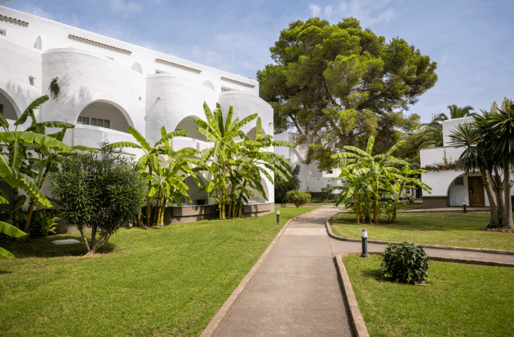 Strandurlaub auf Ibiza: TUI Magic Life Club Cala Pada mit weitläufiger Clubanlage, Poollandschaft und Gartenbereichen.