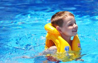 Schwimmen lernen im Urlaub ist eine richtig gute Idee. Die Kids sind im Sommerurlaub ohnehin am liebsten am und im Wasser und können das Gelernte sofort nach Herzenslust üben.