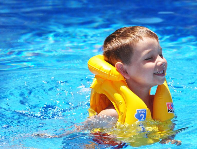 Schwimmen lernen im Urlaub ist eine richtig gute Idee. Die Kids sind im Sommerurlaub ohnehin am liebsten am und im Wasser und können das Gelernte sofort nach Herzenslust üben.