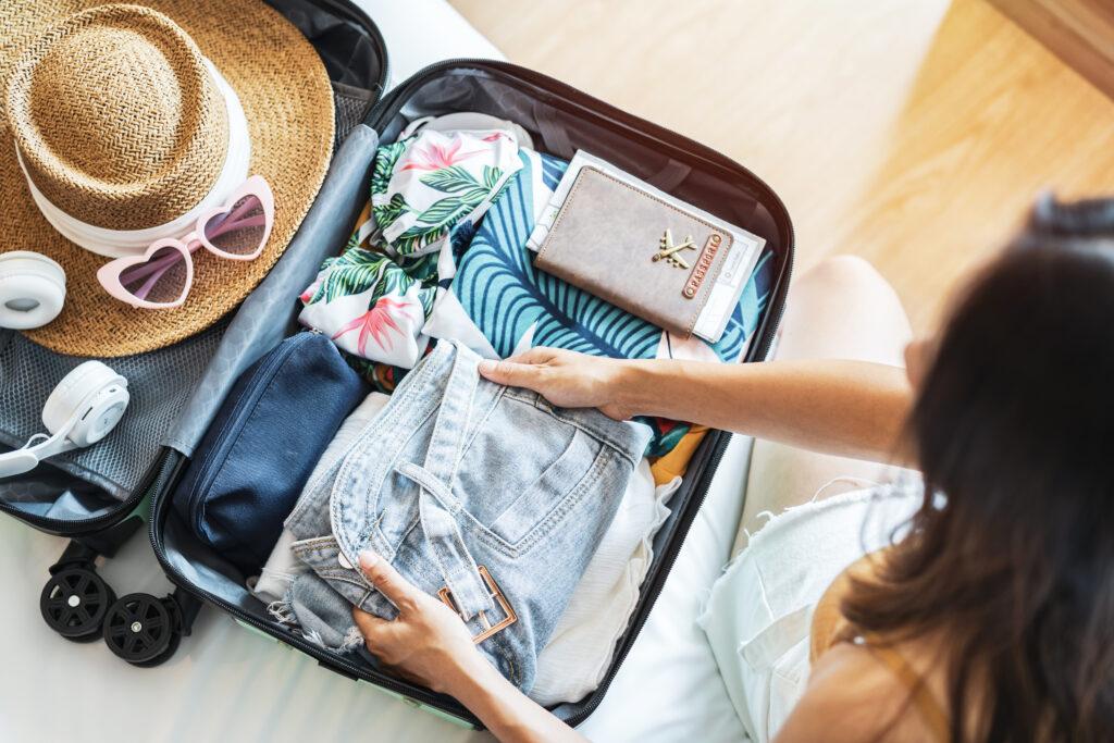 Gepackter Koffer und Reiseutensilien für optimale Urlaubsvorbereitung mit KI-Packliste