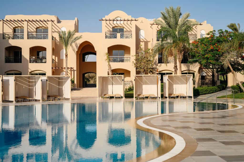 Bildergalerie des TUI MAGIC LIFE Redsina Hotels in Sharm El Sheikh mit luxuriösen Restaurants, einem Wasserpark für Kinder, elegantem Empfangsbereich und einer weitläufigen Poollandschaft unter Palmen.
