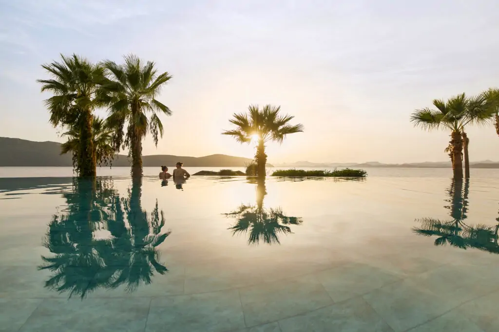 Infinity Pool TUI MAGIC LIFE Bodrum Türkei - Sonnenuntergang über der Ägäis mit Palmen und Meerblick Adults Only Resort