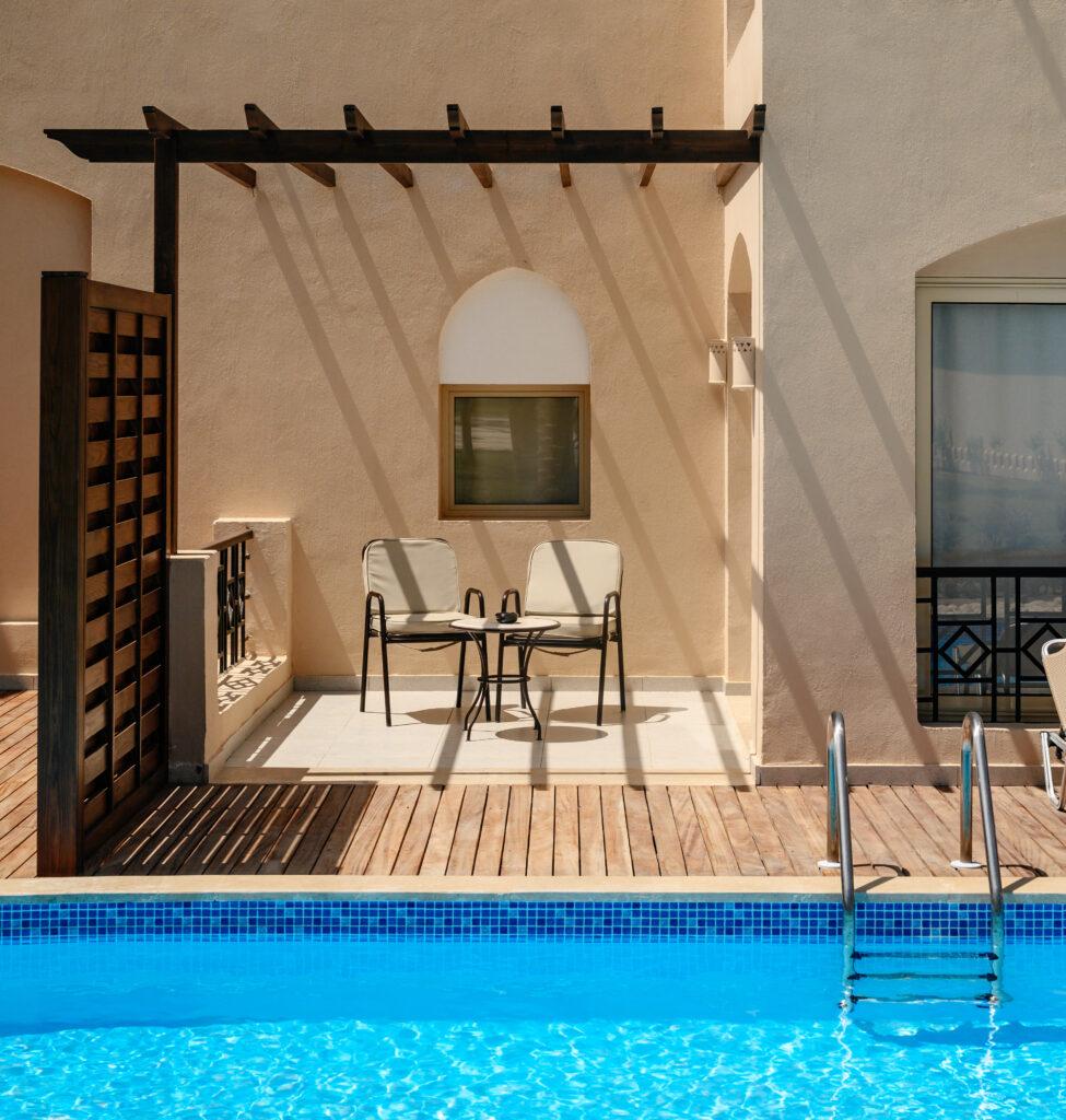 Terrasse Swim Up Zimmer TUI MAGIC LIFE Sharm el Sheikh mit Pergola