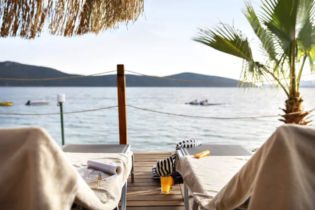 Strandblick mit Liegen – perfekte Kulisse für Erholung, jetzt überlegen, wann Urlaub buchen lohnt.