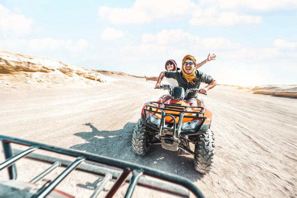 Ein Paar genießt auf dem Quad eine actionreiche Offroad-Tour – perfekte Gelegenheit, spontane Ausflüge und neue Erfahrungen im Urlaub zu sammeln.