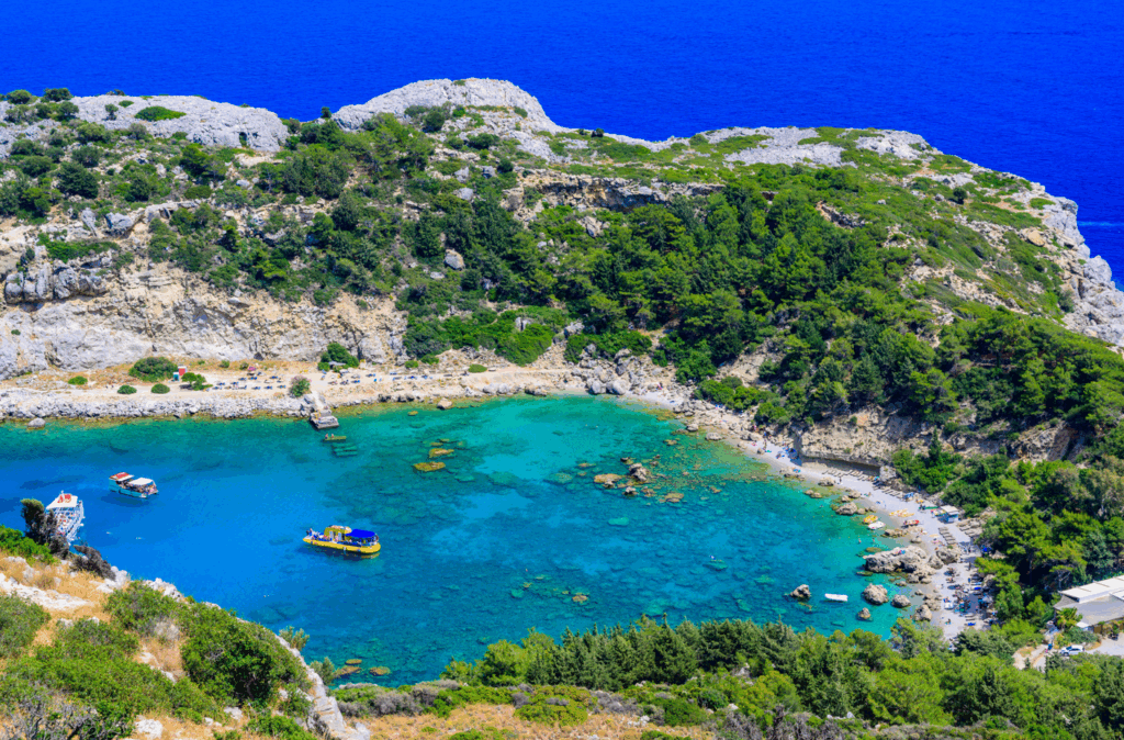 Anthony Quinn Bay auf Rhodos: Kristallklares Wasser, grüne Felsenlandschaft und ideale Bedingungen zum Schnorcheln und Entdecken der Unterwasserwelt.