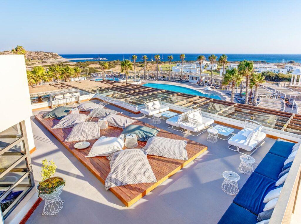 All Inclusive Rhodos TUI MAGIC LIFE Plimmiri: Moderne Poollandschaft mit Cabanas und direkter Strandzugang am ruhigen Südstrand