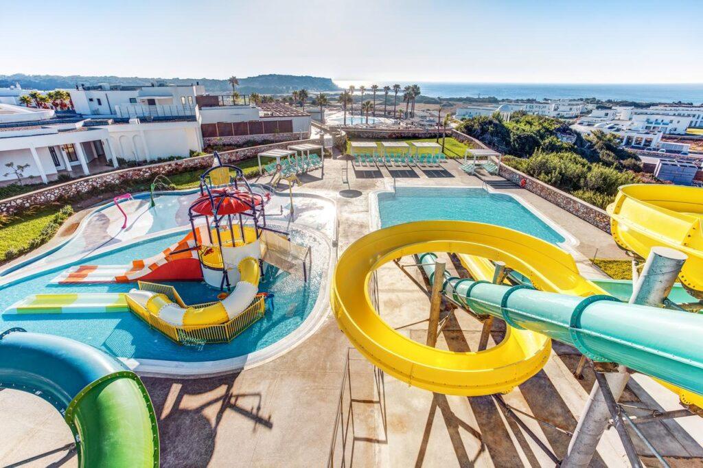 All Inclusive Rhodos: Aqua Park im TUI MAGIC LIFE Plimmiri mit farbenfrohen Wasserrutschen und vielfältigen Wasserattraktionen für Kinder und Erwachsene.