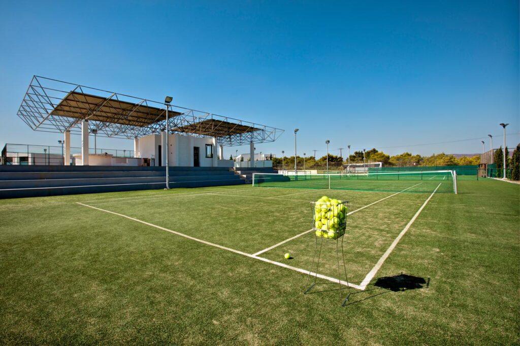 Vielfältige All Inclusive-Sportmöglichkeiten im TUI MAGIC LIFE Plimmiri auf Rhodos: Wassersport, Tennisplätze und Fitnessangebote sorgen für einen aktiven Sommerurlaub am Meer.