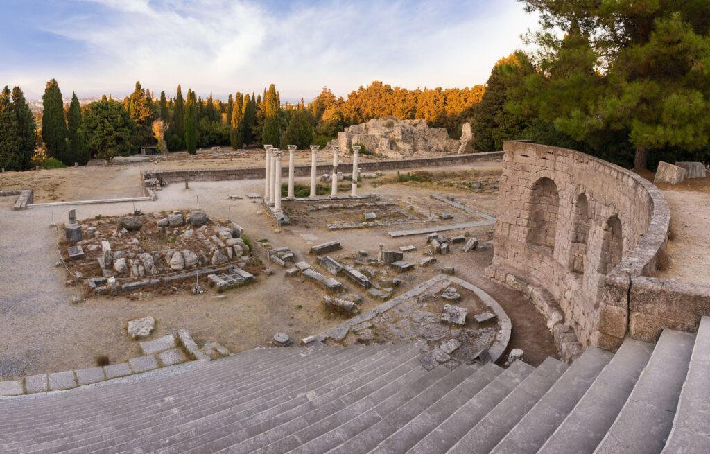 Die antiken Ruinen des Asklepieion auf Kos, ein bedeutender historischer Ort und echter Kos Insider Tipp für Kultur- und Geschichtsinteressierte, die die Anlage authentisch erleben möchten.