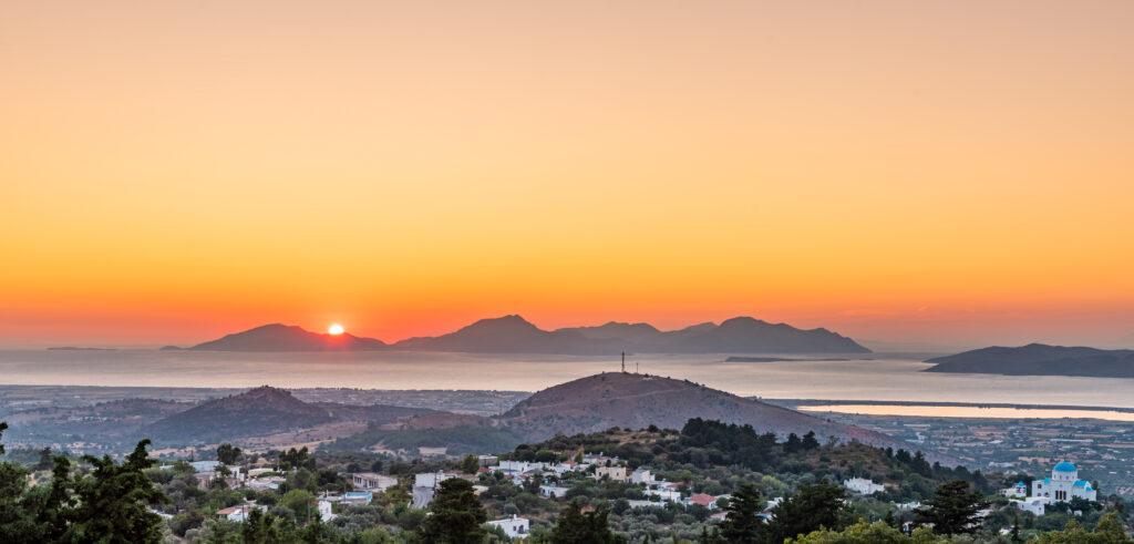 Atemberaubender Sonnenuntergang über dem Bergdorf Zia auf Kos, ein besonderer Kos Insider Tipp für romantische Abende mit Panoramablick.