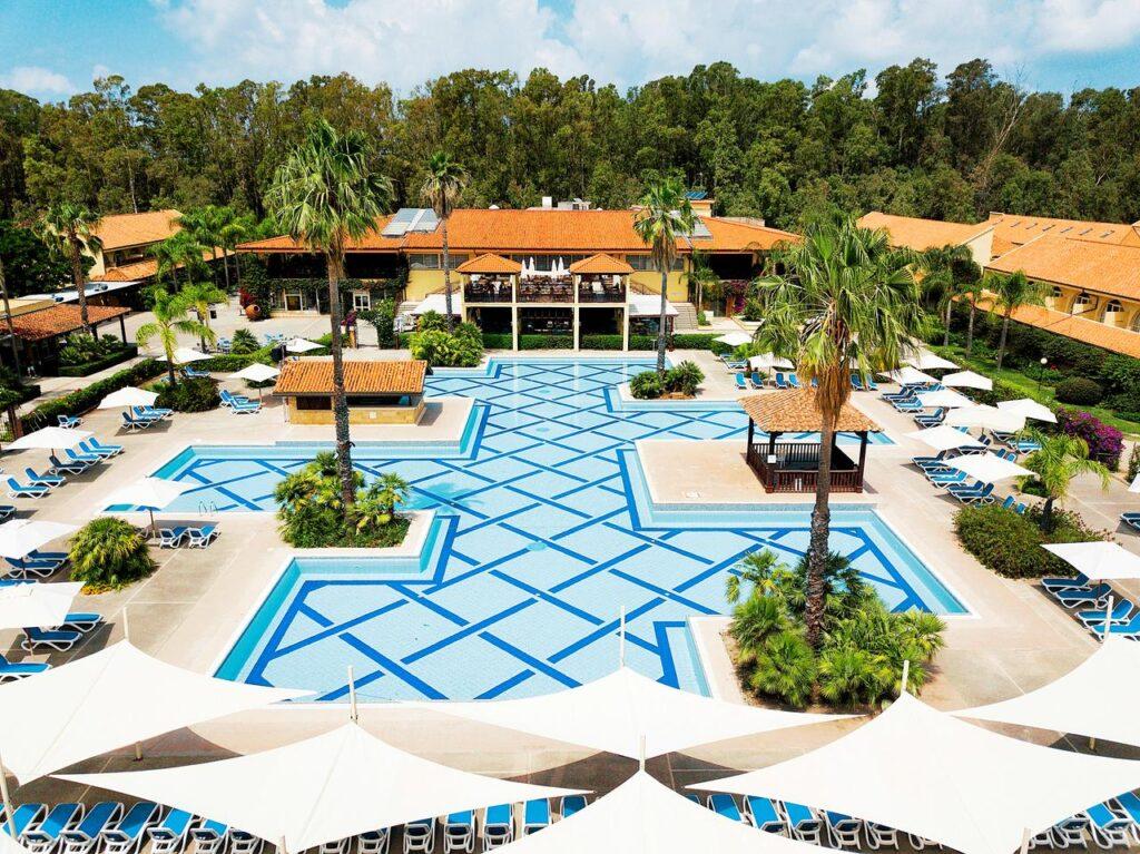 Drei Impressionen aus dem TUI MAGIC LIFE Calabria Resort: stilvoll gedeckter Tisch auf der Terrasse mit Blick aufs Meer bei Sonnenuntergang, Überblick über die Poollandschaft mit mediterranem Flair und Meerblick, sowie gemütliches Abendessen im Freien – perfekte Kulisse für einen unvergesslichen Kalabrien-Sonnenuntergang.