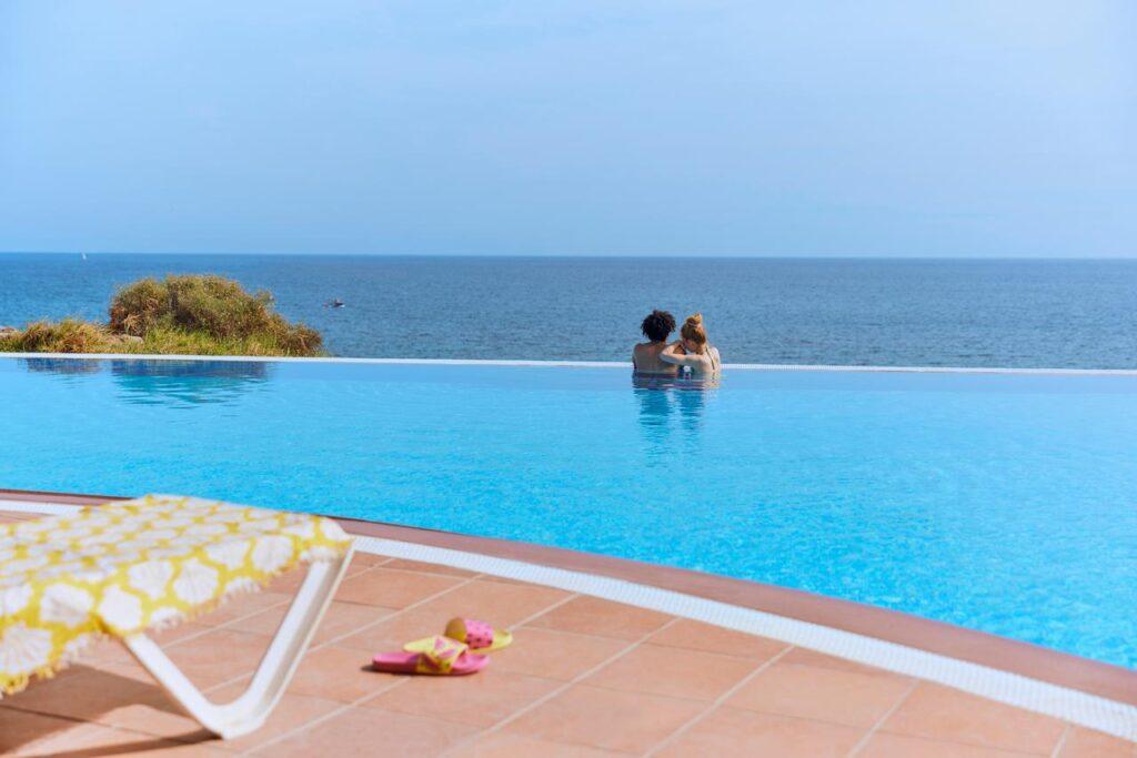 Privater Poolbereich der Private Lodge im TUI MAGIC LIFE Fuerteventura mit Blick auf das Meer und entspannter Urlaubsatmosphäre.