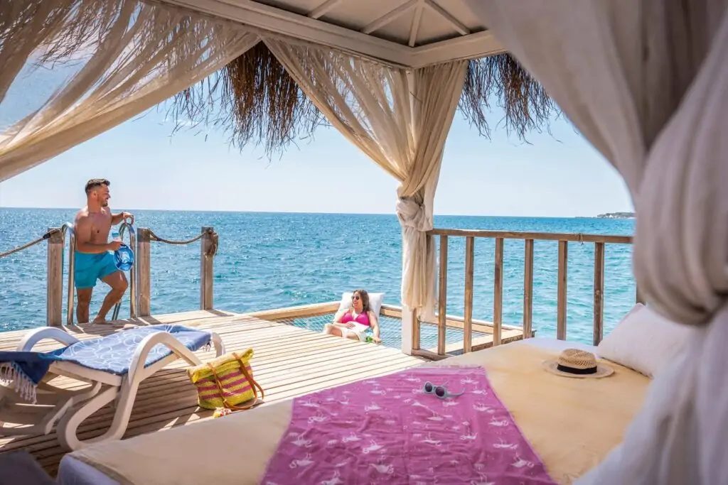 Gemütliche Cabanas mit Meerblick am Strand – ideal für ungestörte Zweisamkeit und Entspannung zu zweit.