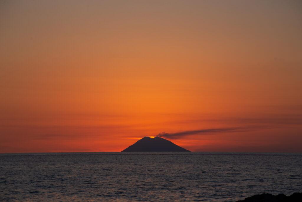 Dramatischer Sonnenuntergang am Capo Vaticano mit Blick auf den Vulkan Stromboli und die Äolischen Inseln, spektakulärer 180-Grad-Panoramablick über das tyrrhenische Meer, Kalabrien