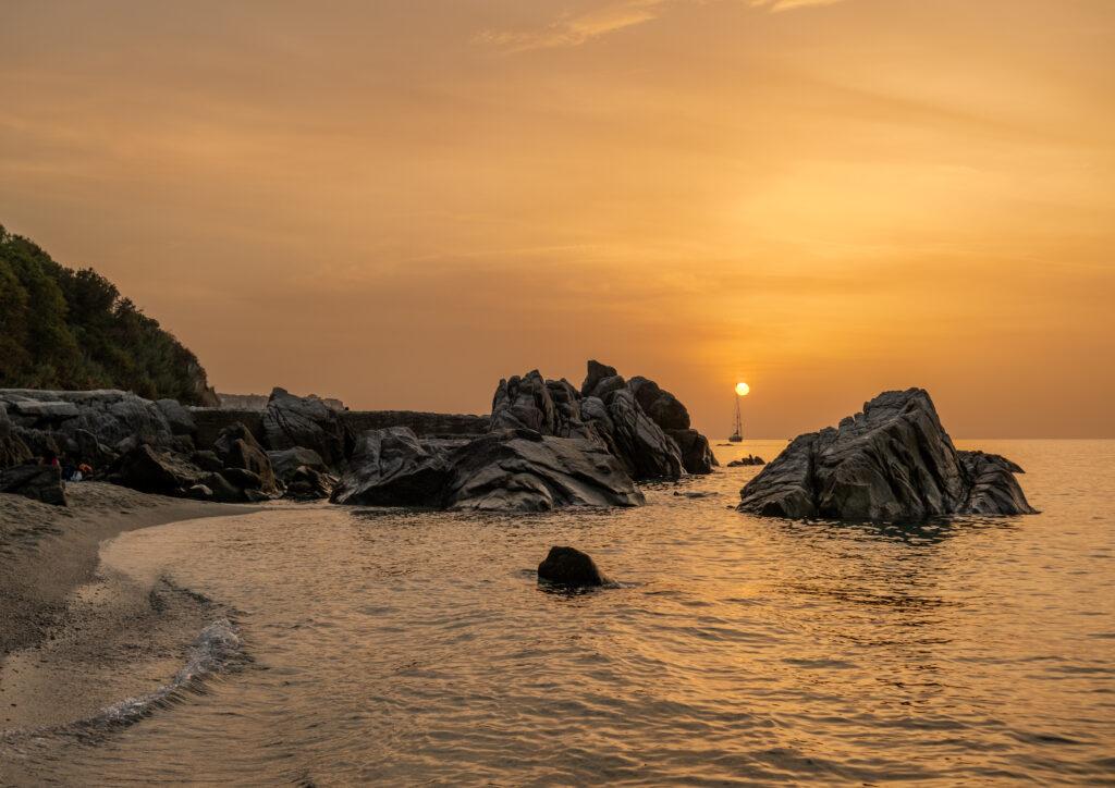 Sonnenuntergang am berühmten Michelino-Strand in Parghelia bei Tropea, Kalabrien - unberührte Küste mit dramatischen Felsformationen im Meer, kristallklares Wasser und goldenes Abendlicht, ein Geheimtipp für Ruhesuchende abseits der Menschenmassen