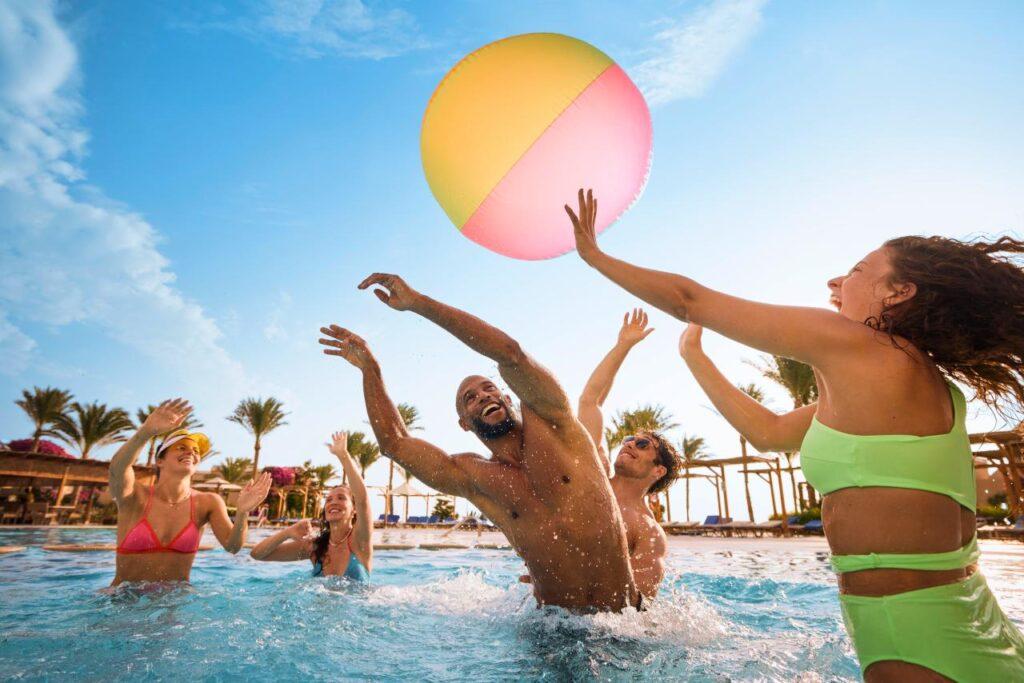 Drei verschiedene Aktivitäten im Singles Urlaub All Inclusive: Fitness, Wassersport und Beachvolleyball