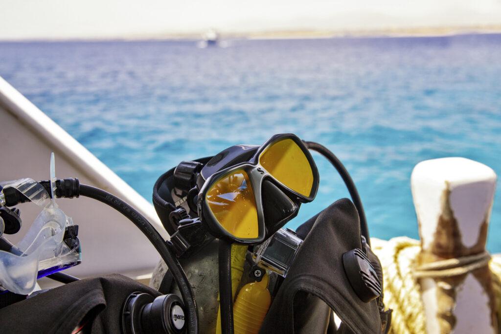 Tauchausrüstung auf einem Boot mit Blick auf das türkisblaue Meer vor Sharm El-Sheikh.