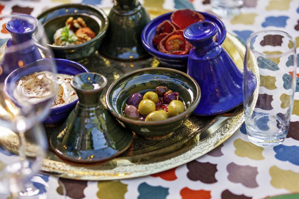 Traditionelle ägyptische Snacks und Oliven serviert auf einem kunstvoll verzierten Tablett in Sharm El-Sheikh