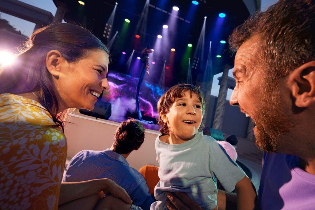Familie mit Kindern beim Entertainment-Programm im TUI MAGIC LIFE Familienhotel
