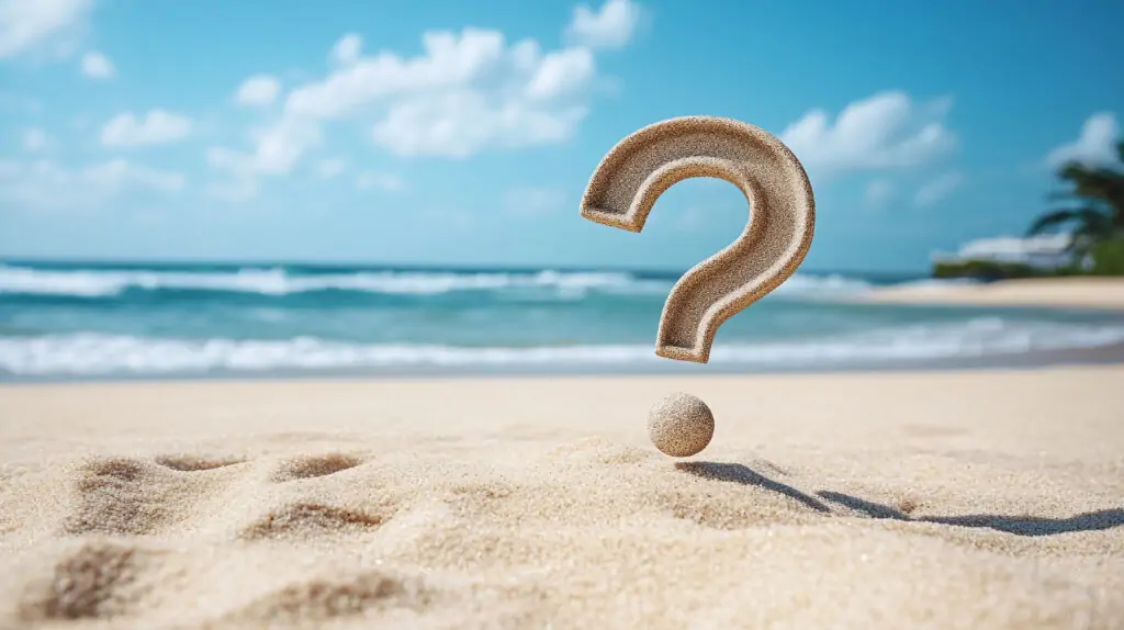 Großes Fragezeichen im Sand am Strand, steht für Fragen zur KI-Reiseplanung