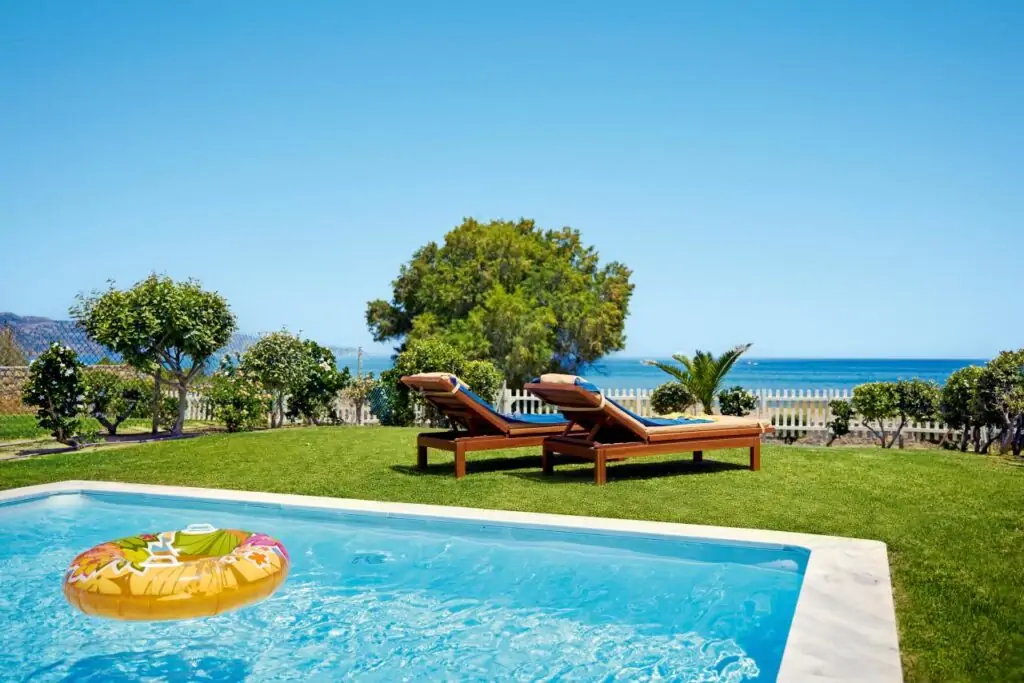 Privater Pool Residence Suite Kreta, TUI MAGIC LIFE Candia Maris mit Meerblick, Sonnenliegen und mediterranem Garten