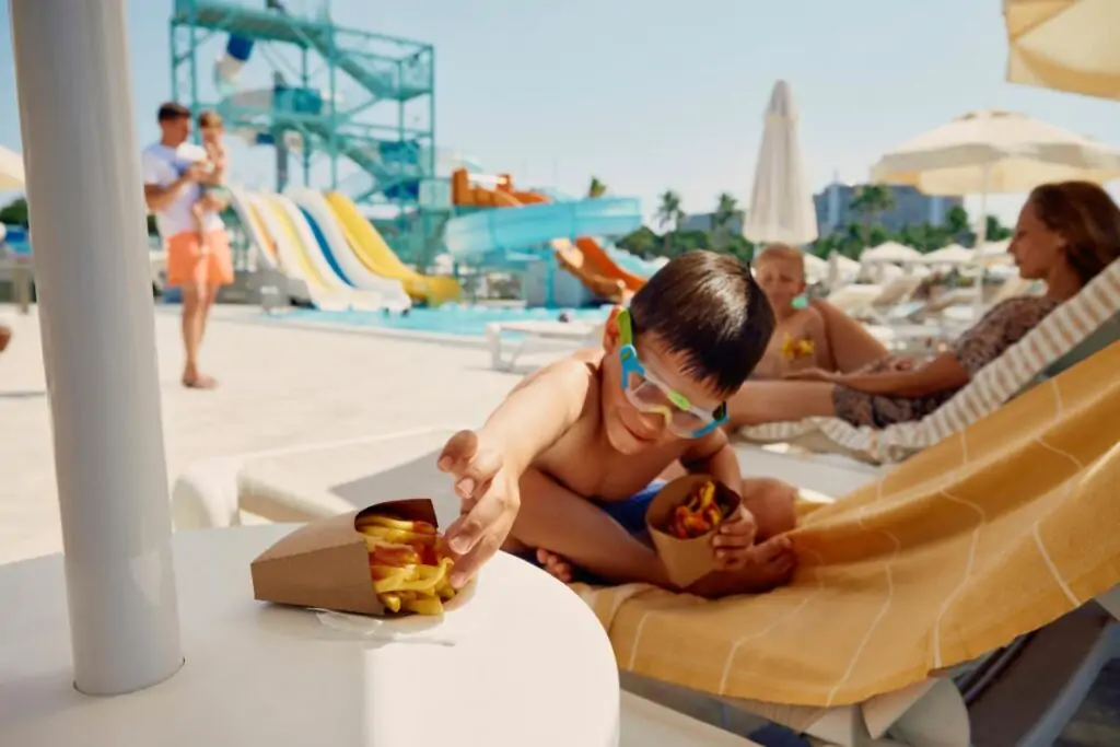 Familie genießt Poolbereich im TUI MAGIC LIFE Resort mit Wasserrutschen