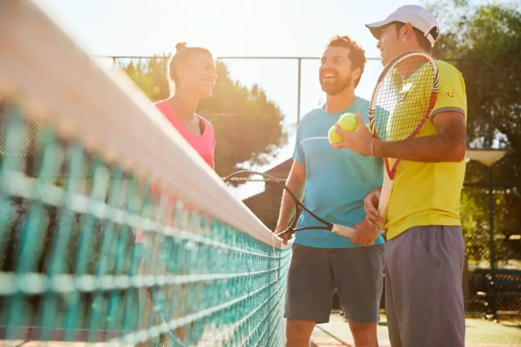 Tennisspielerin auf Platz im TUI MAGIC LIFE Resort für Sportbegeisterte