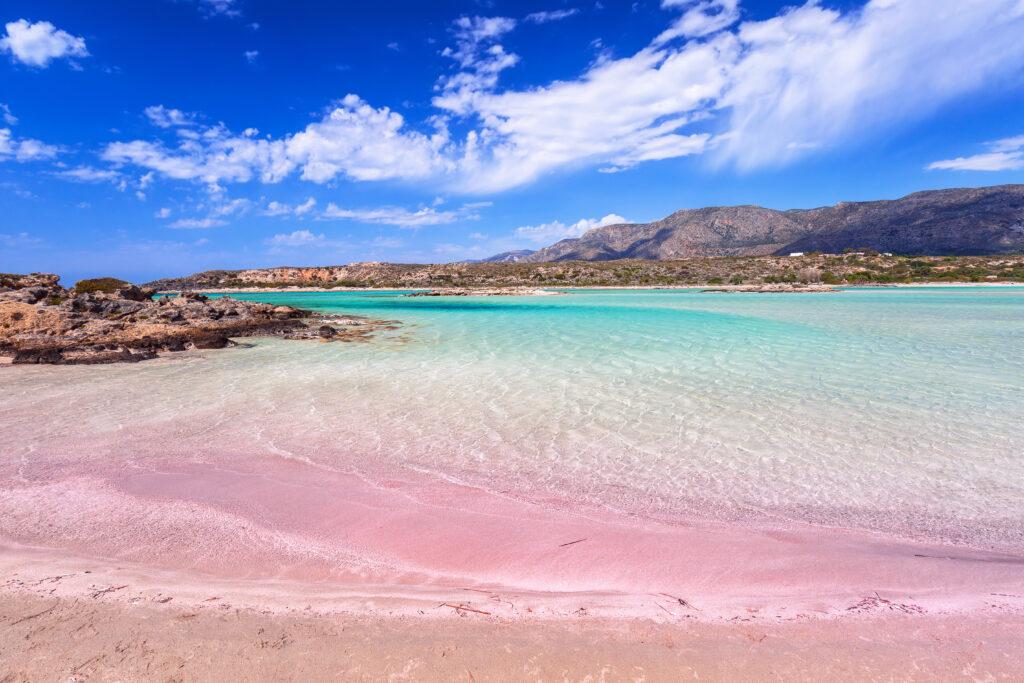 Türkisblaues Meer und rosa Sandstrand am Elafonissi-Küstenweg auf Kreta – traumhafte Kulisse für eine leichte Wanderung entlang der Küste