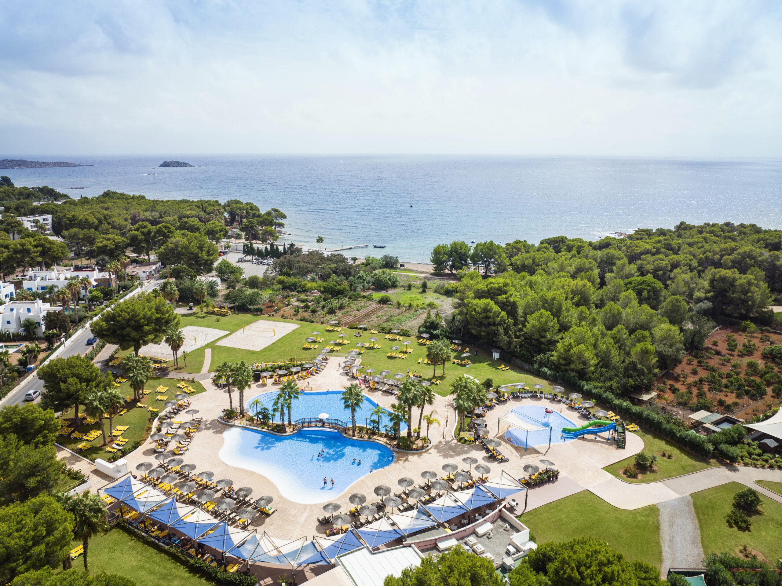Luftaufnahme Poolanlage TUI MAGIC LIFE Cala Pada Ibiza mit Liegestühlen und Meerblick