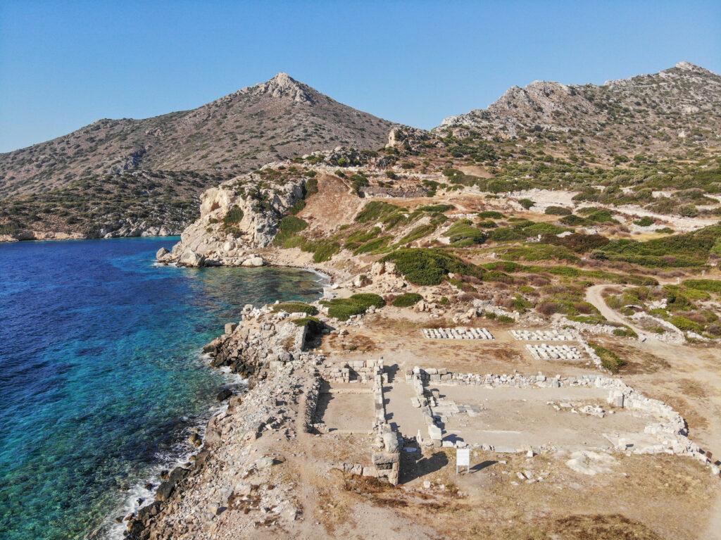 Luftaufnahme von Knidos mit antiken Ruinen am türkisfarbenen Meer