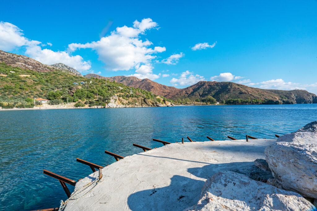 Bucht Hayıtbükümit blauem Wasser und bewaldeten Bergen