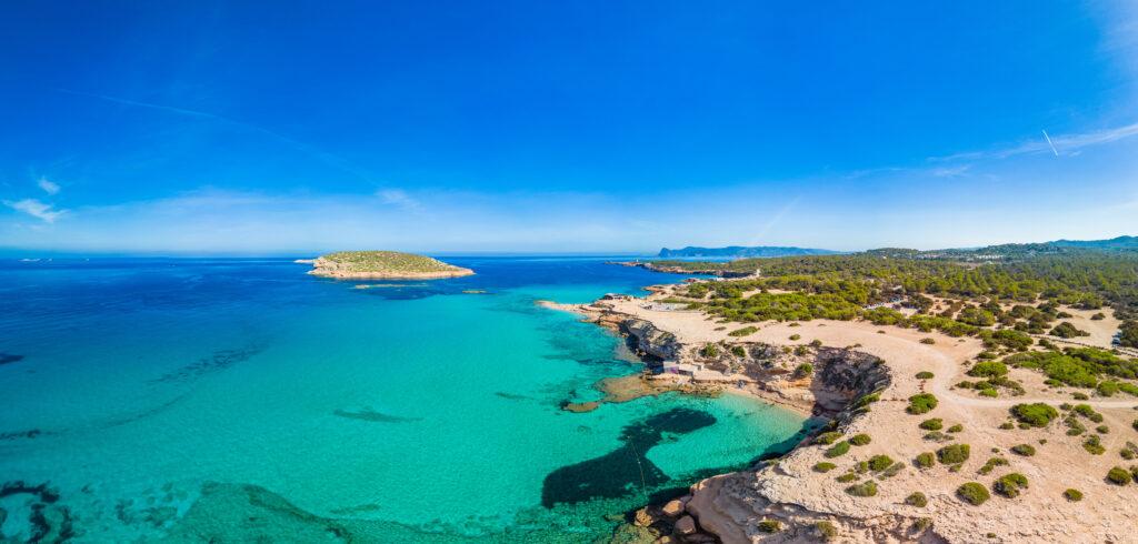 Luftaufnahme Platges de Comte Ibiza mit türkisem Meer und Sandstrand