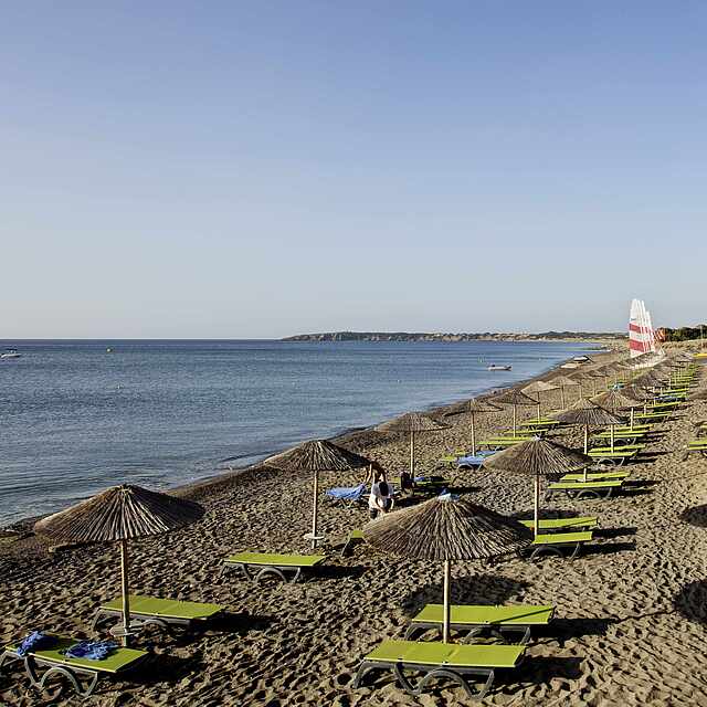 Strandabschnitt Strand am TUI MAGIC LIFE Plimmiri mit Sonnenliegen und Sonnenschirmen