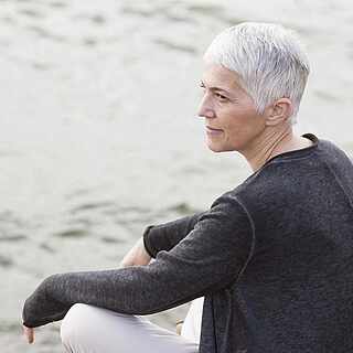 Frau in den Fünfzigern entspannt sich am Strand