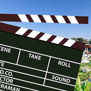 Filmklappe vor Hotelanlage