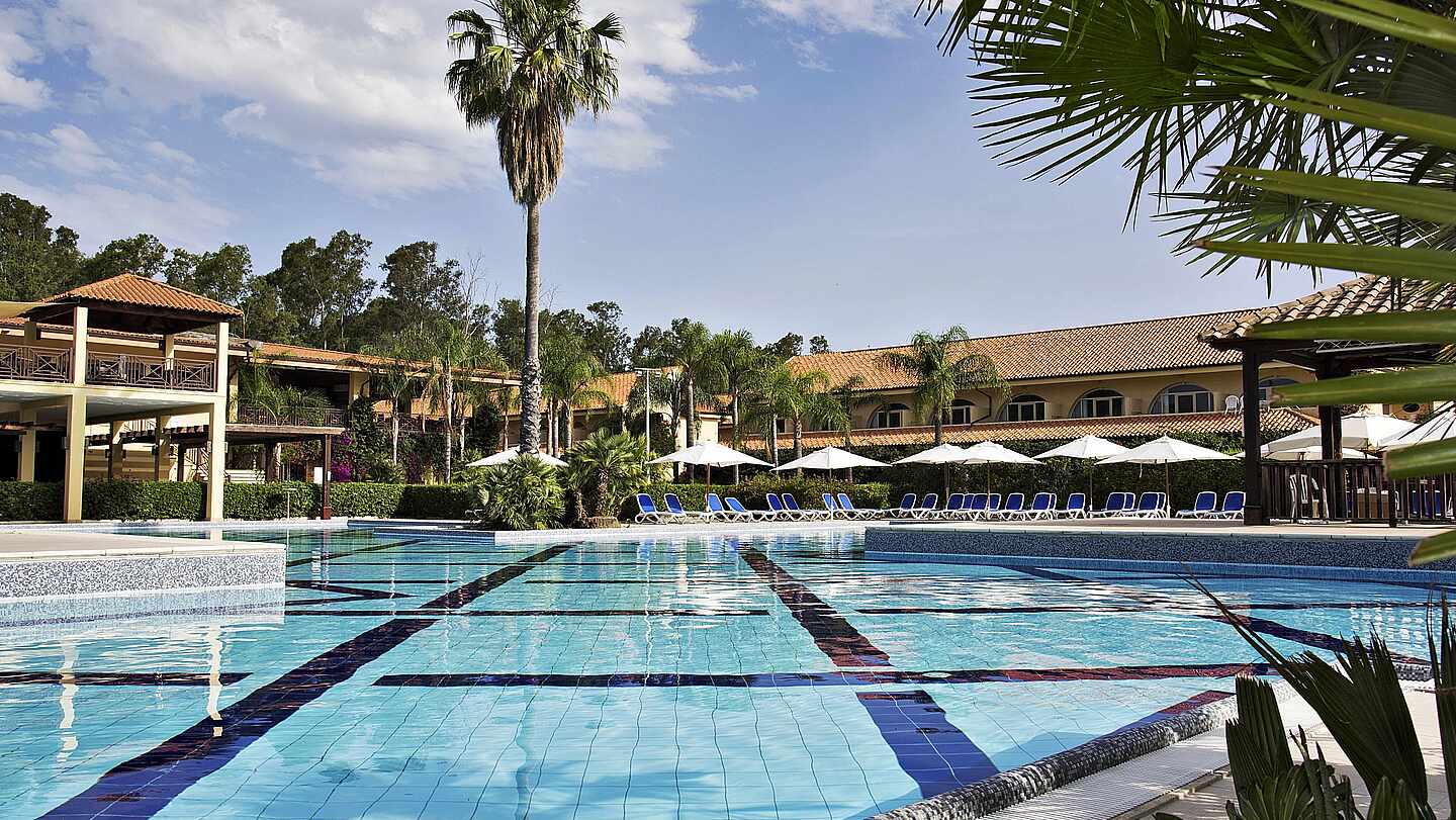 Activity Pool mit Liegen und Sonnenschirmen